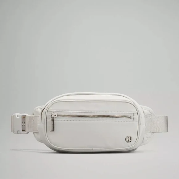 lululemon belt bag knockoff Did she really make a lululemon belt bag knockoff after that huge fit she  threw over SHEIN stealing her designs? Hypocrisy at its finest! :  r/blogilatessnark